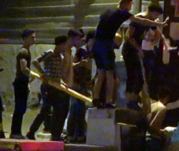 Mekanı basan Suriyelileri silahla kovaladı! - Resim: 1