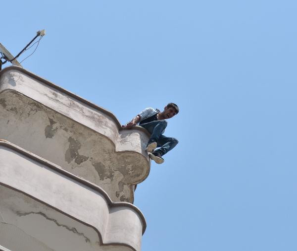 Bunu da yaptılar! İntihar girişimini canlı yayınladılar... - Resim: 2