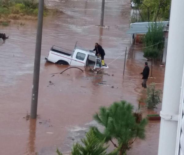 Geceden beri yağıyordu: Araçlar sele kapıldı! - Resim: 2