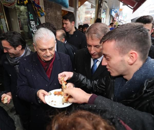 Binali Yıldırım Sarıyer'de börek yedi, martılara simit attı - Resim: 2