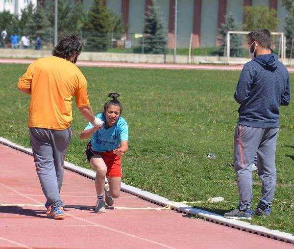 Peş peşe yere yığıldılar! Erzurum'da bayıltan sınavda şaşırtan anlar - Resim: 1