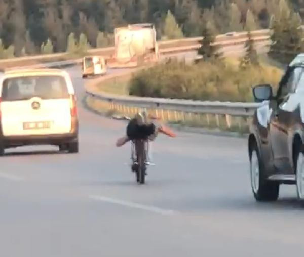 Motosikleti yatarak kullanan sürücüye ceza yağdı - Resim: 0