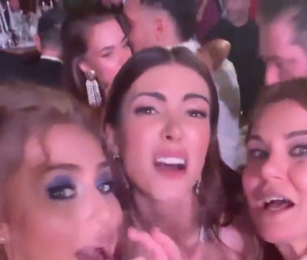 Edis ve Bensu Soral'in yakınlığı herkesi şok etti, kocası daha fazla dayanamadı! Sarmaş dolaş oldukları o görüntüler sosyal medyayı ikiye böldü - Resim: 2