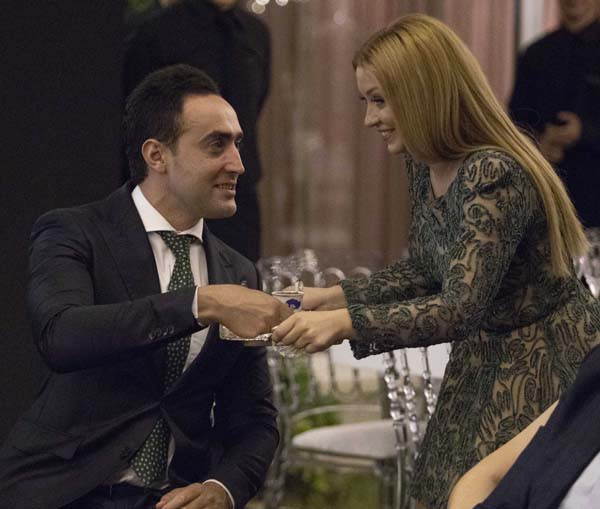 Ece Seçkin nişanlandı güller bakın hangi ülkeden özel olarak geldi - Resim: 3