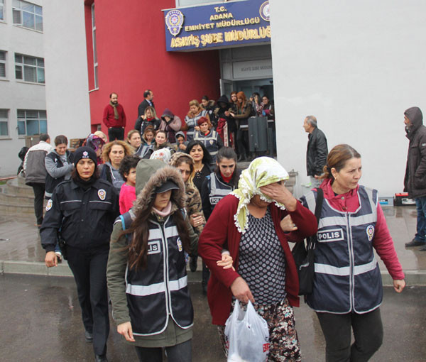 Conolar'ın katalog kızları! Babaları ve kocaları seçiyor... - Resim: 2