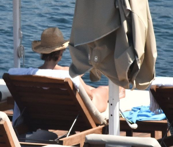 Selülitleri olay olunca dalga geçmişti! Gülben Ergen oğullarıyla yazın keyfini sürüyor - Resim: 2