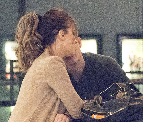 22 yaş küçük sevgilisini öpmeye doyamadı! - Resim: 4