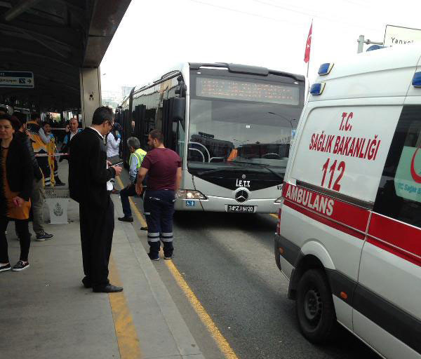 Metrobüs durağında çok feci olay!  - Resim: 2