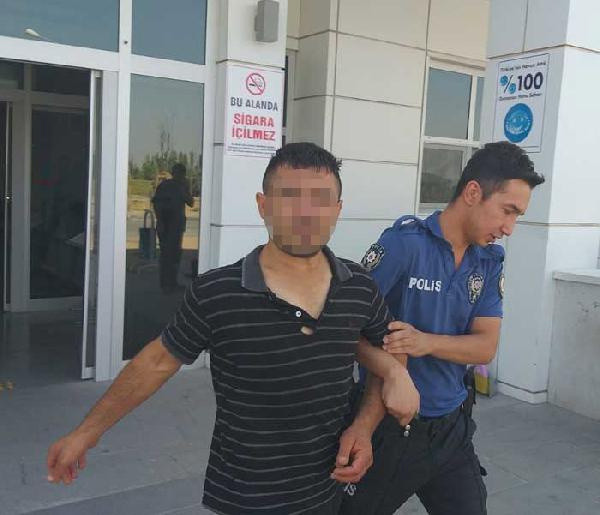 Kocası boğazından bıçakladı! Balkondan atlayıp yardım istedi - Resim: 0