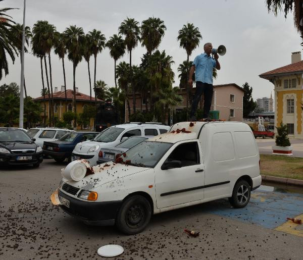 Sattığı ürünleri etrafa saçtı görenler şoke oldu - Resim: 1