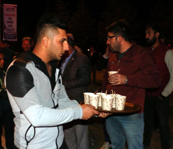 Bu da oldu! Yangını izleyen meraklılara çay servisi yapıldı! - Resim: 4