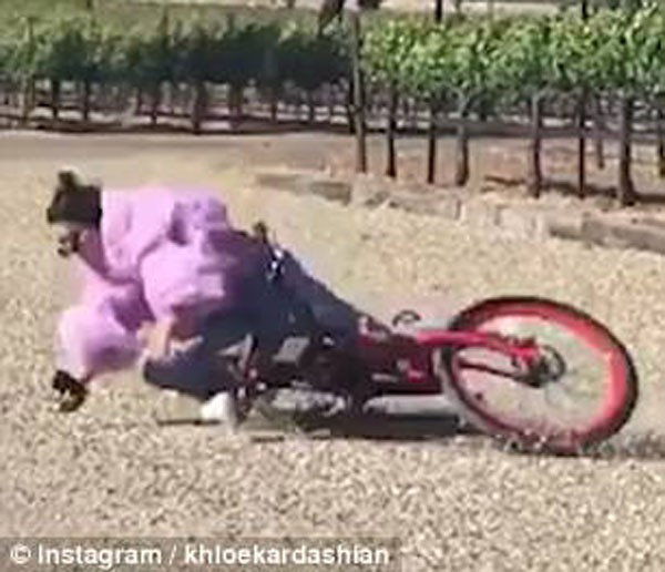 Güzel manken Kendall Jenner böyle yere kapaklandı! - Resim: 4