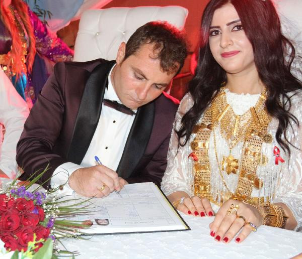 Aşiret düğününde gelin altınları taşıyamadı! Tam 3 kilo... - Resim: 1
