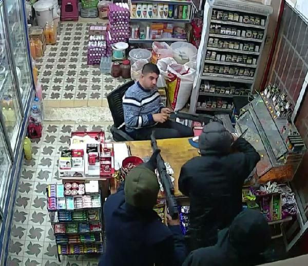 Pompalı tüfeklerle film gibi soygun market sahibi şaka sandı - Resim: 2