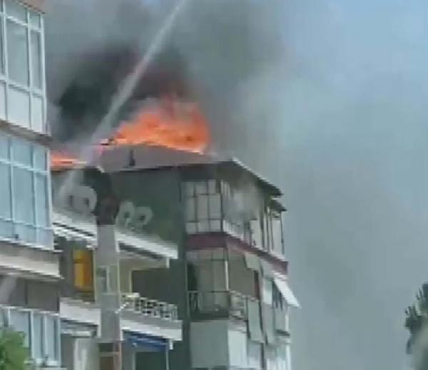 İstanbul'da 5 katlı binada yangın! Çok sayıda itfaiye ekibi sevk edildi - Resim: 0