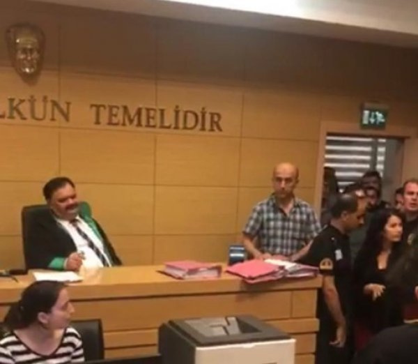 Avukatın etek boyunu ölçen hakim göreve başladı - Resim: 0
