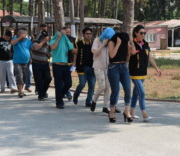 Polis fuhuş çetesini yakalamak için kılıktan kılığa girmiş - Resim: 1