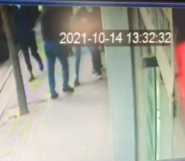 Eskişehir'de vahşet! Sevgilisini sokak ortasında dövdü yardım etmek isteyenlere saldırdı - Resim: 4