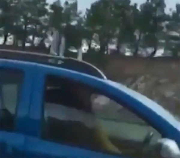 Otobanda utanç veren görüntü! Harekat halindeki otomobilde çırılçıplak... - Resim: 4