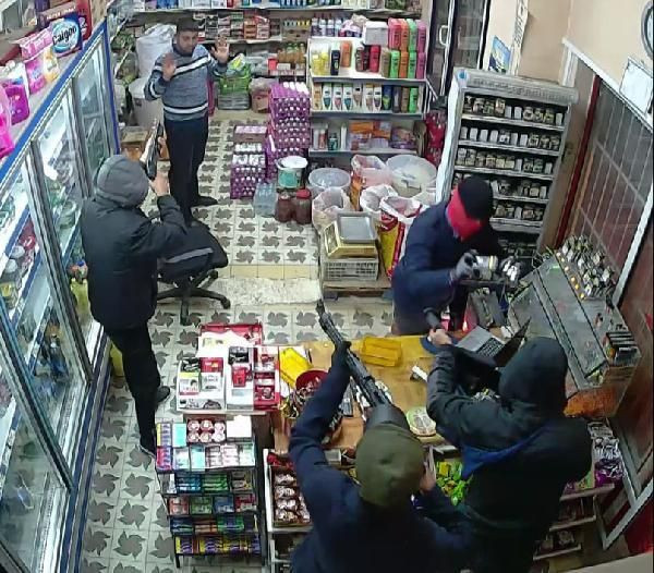 Pompalı tüfeklerle film gibi soygun market sahibi şaka sandı - Resim: 3