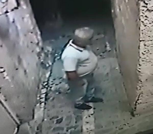 50 yaşındaki sapık kızı sokakta sıkıştırıp taciz etti şoke eden anlar kamerada - Resim: 2