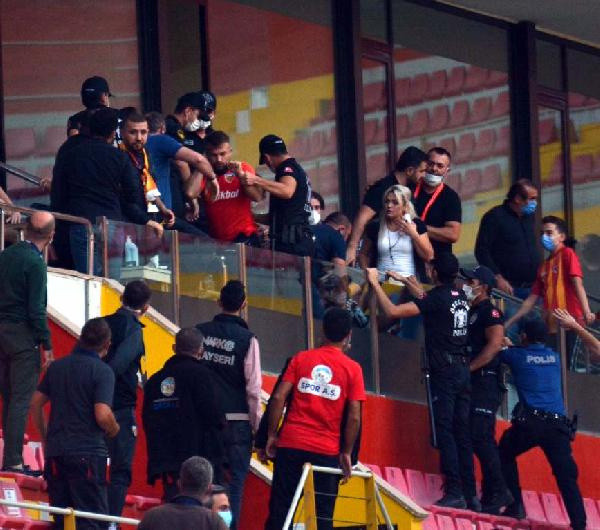 Kayserispor Başkanı Berna Gözbaşı'nın ailesine locada saldırı - Resim: 1