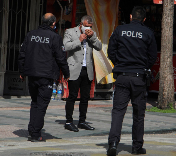 Antalya'da bankada oturanlar bir anda neye uğradığını şaşırdı! 25 tane attı - Resim: 1