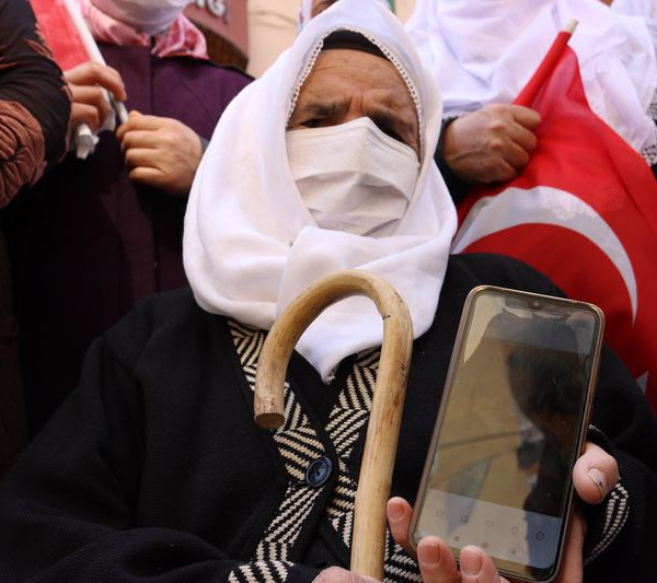 Diyarbakır'da evlat nöbetine 2 aile daha katıldı! Bana altın da verilse gelmezdim ama... - Resim: 0