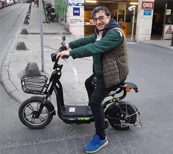 Neden gözlük taktığını yıllar sonra anlattı! Ayna solisti Erhan Güleryüz'ün son halini gören tanıyamadı - Resim: 4