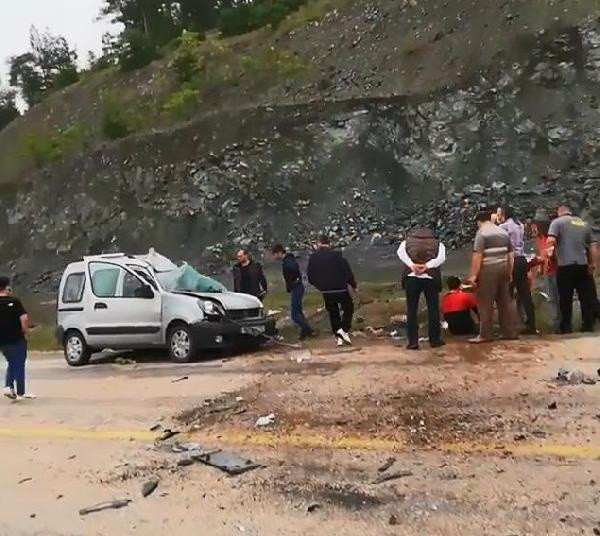 Bursa'da kamyonet ve otomobil kafa kafaya çarpıştı: Ölü ve yaralılar var - Resim: 0