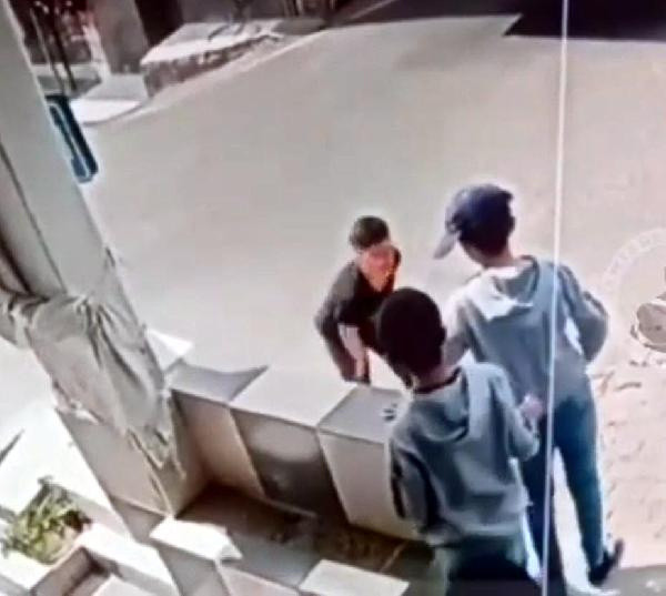 İzmir'de yaşandı! Koşarak yola çıkan çocuğun ayağının üzerinden otobüs geçti - Resim: 0