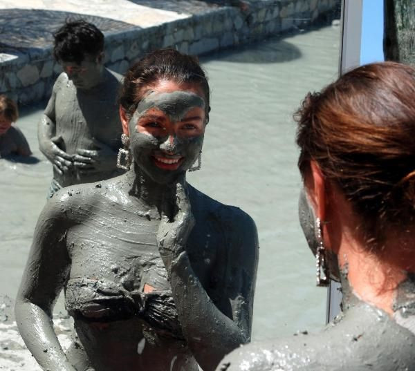 Güzellik kraliçesi kendini çamura buladı - Resim: 2