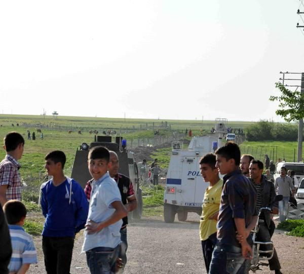 Türk askeri havaya ateş açarak durdurdu - Resim: 4