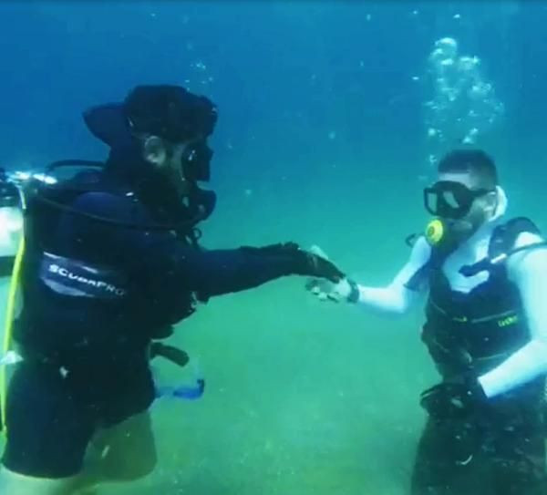 Su altında el öptürdü! Bulduğu parayı arkadaşına verdi - Resim: 1