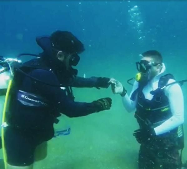 Su altında el öptürdü! Bulduğu parayı arkadaşına verdi - Resim: 4