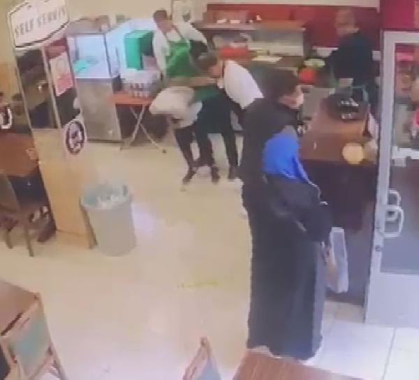 Soluk borusuna ekmek kaçan müşterisini 'Heimlich manevrası' ile kurtardı - Resim: 1