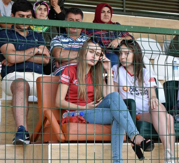 Futbol aşığı Rus güzel tribünü salladı! - Resim: 2