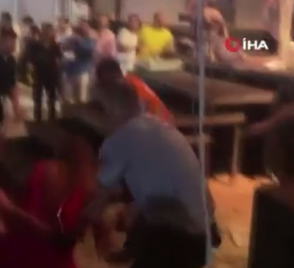 Demet Akalın sahneye çıkarken yere kapaklandı, yardımına Okan Kurt koştu! - Resim: 2