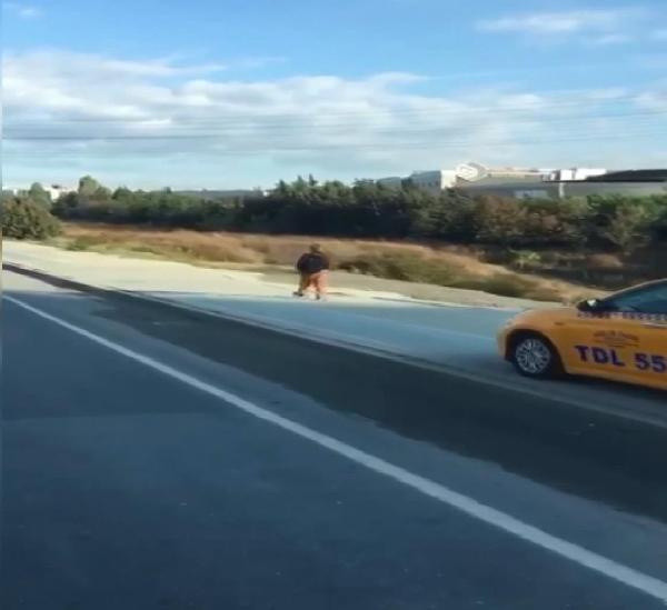 İstanbul'da şaşkına çeviren görüntü! Kaldırımdan giden taksici yayadan korna çalarak yol istedi - Resim: 0