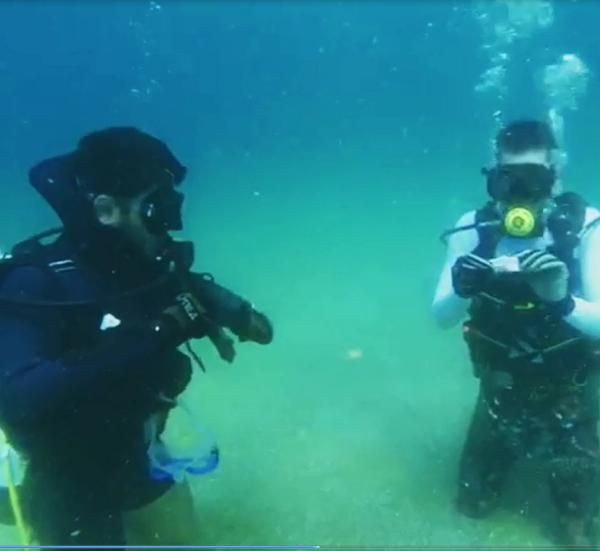 Su altında el öptürdü! Bulduğu parayı arkadaşına verdi - Resim: 3