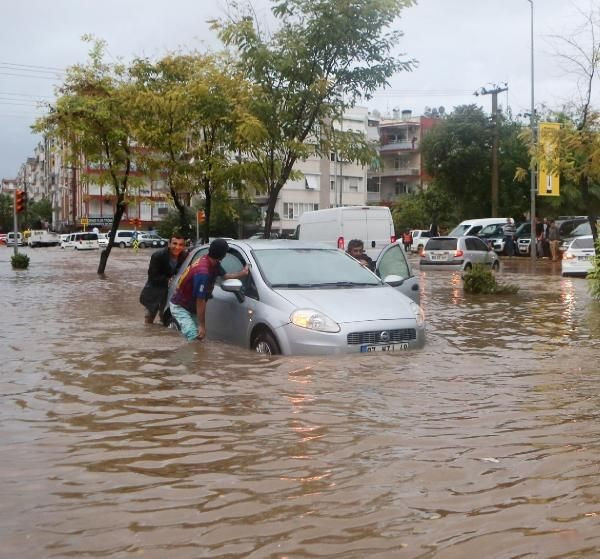 Antalya'da sağanak yağış hayatı felç etti - Resim: 4