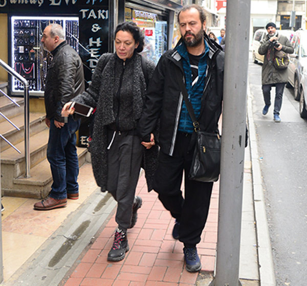 Gitaristiyle el ele yakalandı! - Resim: 2