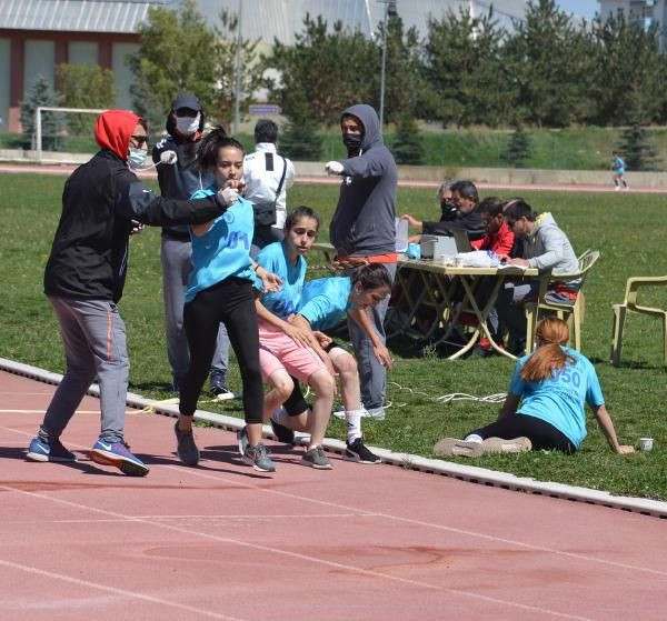 Peş peşe yere yığıldılar! Erzurum'da bayıltan sınavda şaşırtan anlar - Resim: 3