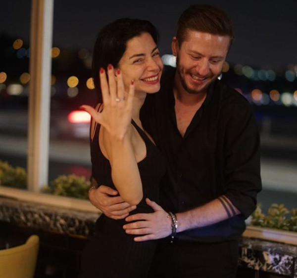 Merve Boluğur'dan evlenme teklifi aldığı sevgilisi Mert Aydın hakkında olay çıkaran paylaşım - Resim: 0