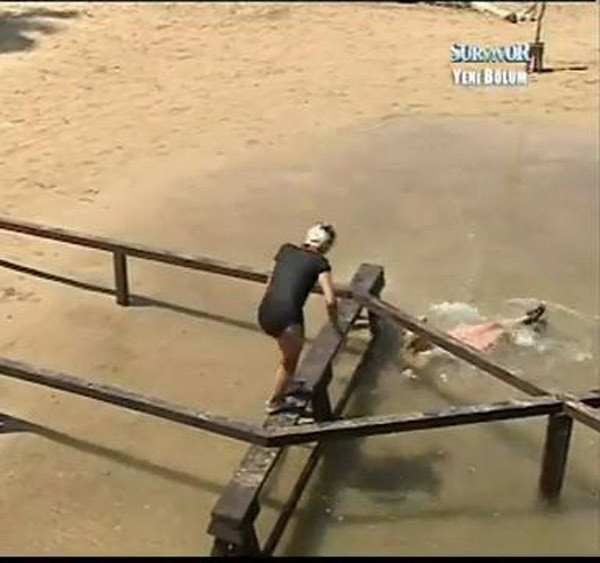 Survivor'da yürekleri hoplatan kaza! - Resim: 4