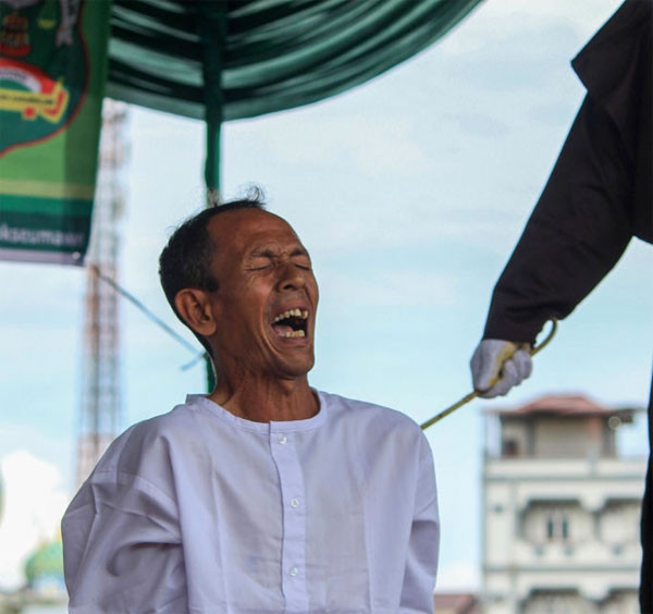 Cinsel istismara 5 yıl hapis ve 100 kırbaç cezası 5'inci kırbaçtan sonra... - Resim: 1