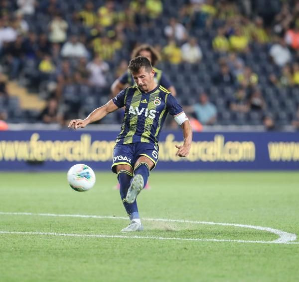 Emre Belözoğlu çıldırdı saha içinde Ozan Tufan'a fırça attı - Resim: 2