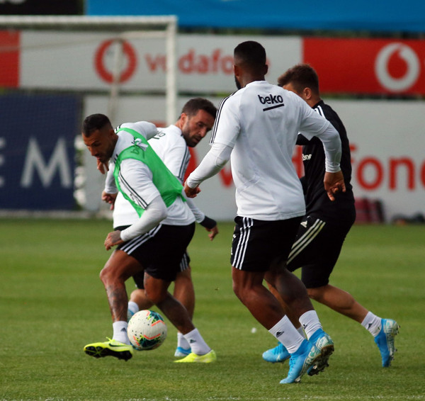 Beşiktaş mağlubiyetinin ardından çalışmalarına yağmur altında da devam etti - Resim: 1