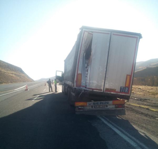 Sivas'ta feci kaza! Yolcu otobüsü TIR'a arkadan çarptı 6 yaralı var - Resim: 0