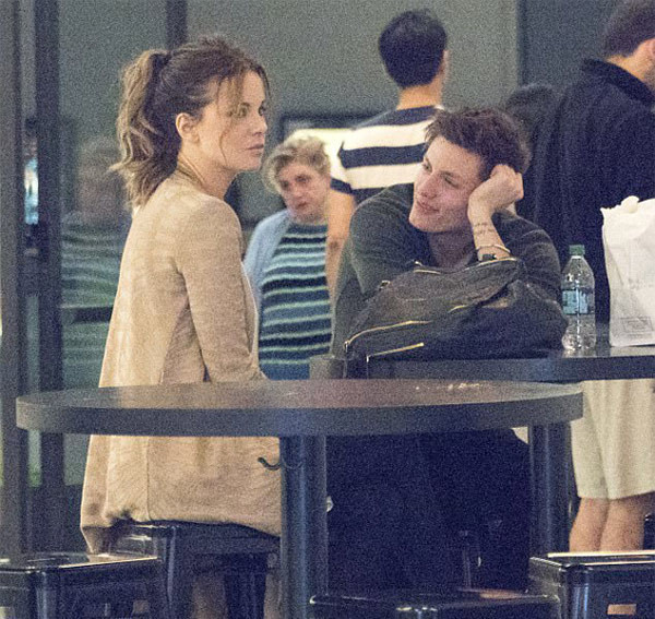 22 yaş küçük sevgilisini öpmeye doyamadı! - Resim: 2